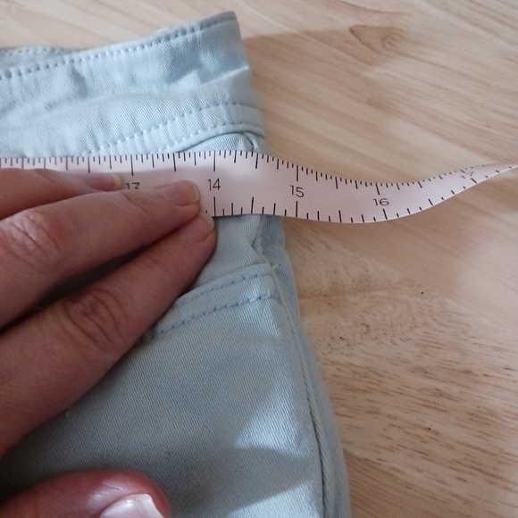 Hollister Low Rise Short-Short Size 1 - Picture 5 of 7